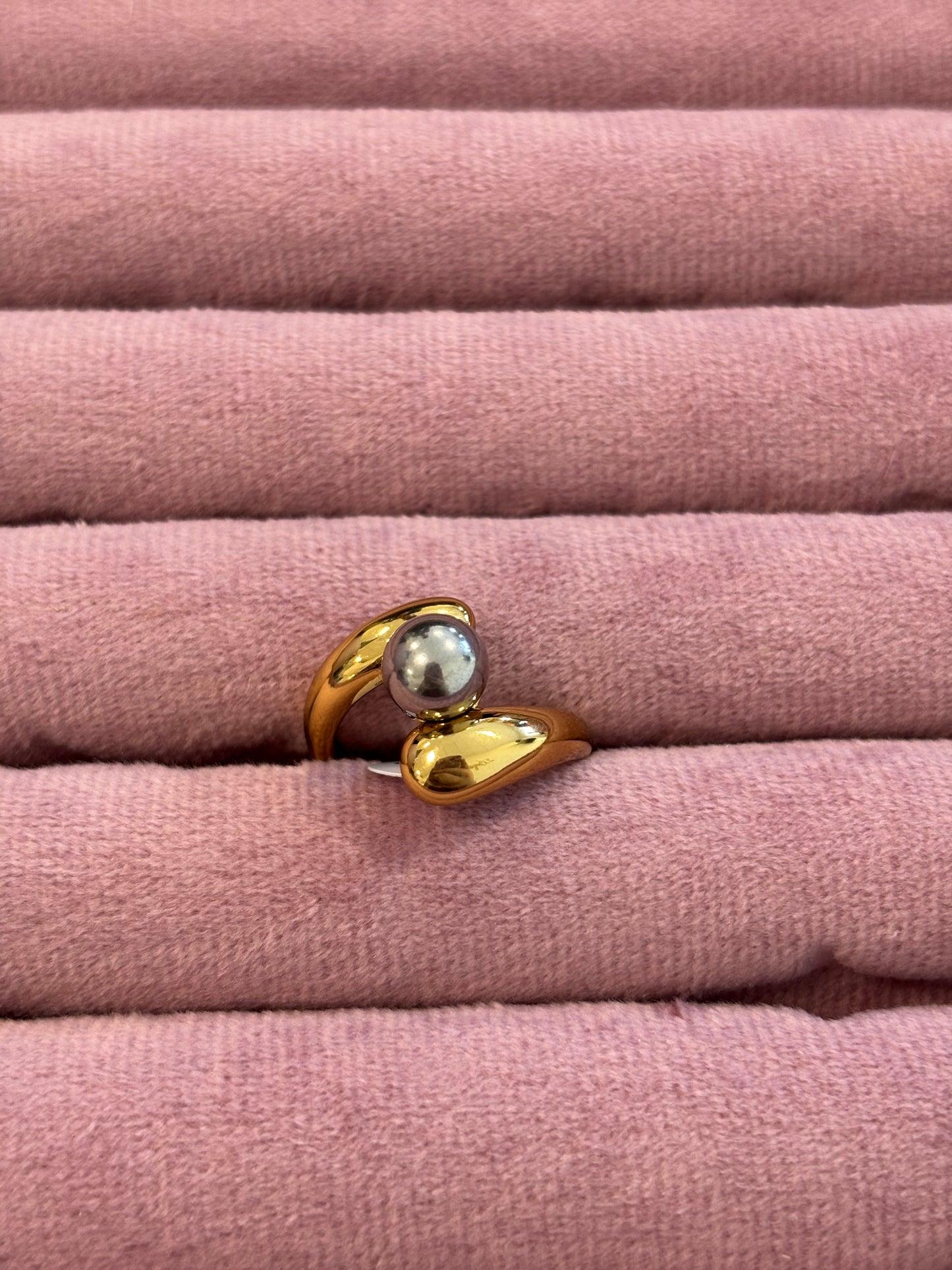 Two toned circle ring