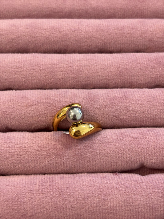Two toned circle ring