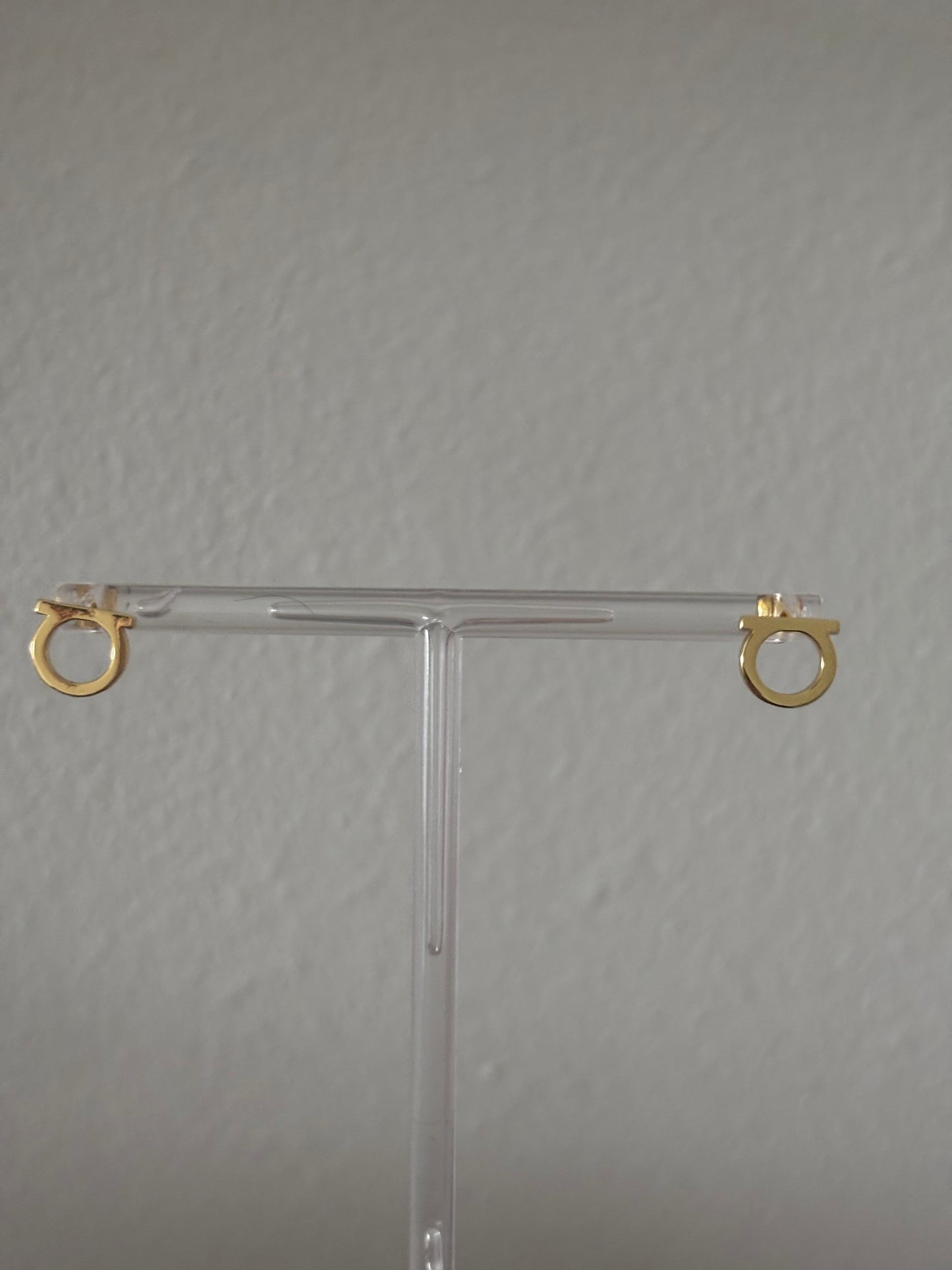 Ferragamo stud (gold)